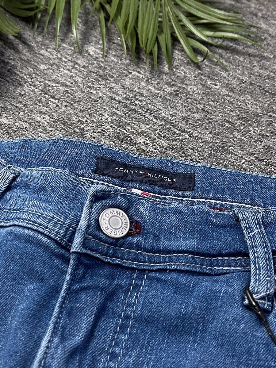 TOMMY HILFIGER JEANS