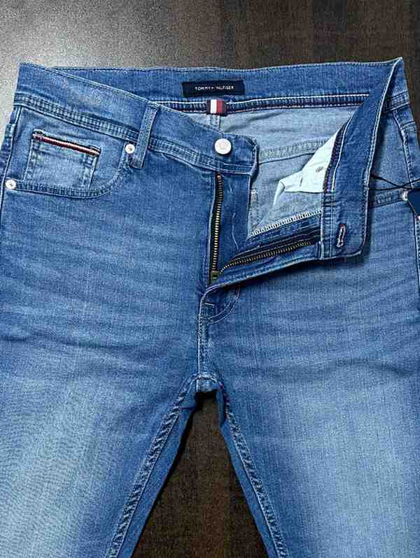 TOMMY HILFIGER JEANS