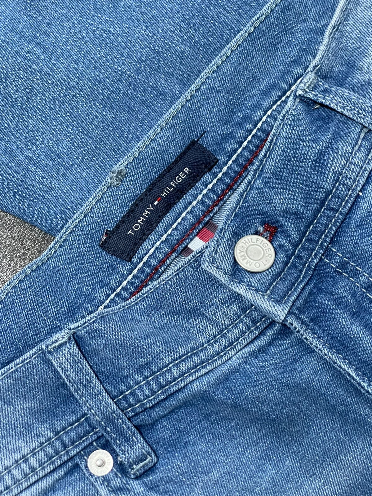 TOMMY HILFIGER JEANS