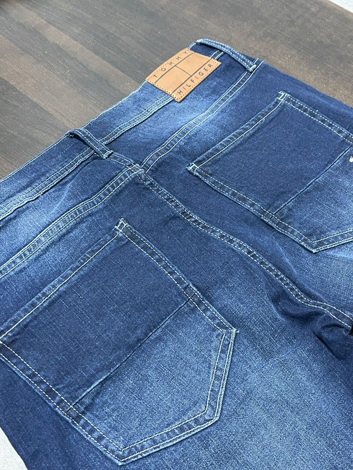 TOMMY HILFIGER JEANS