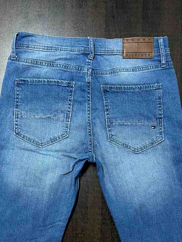 TOMMY HILFIGER JEANS